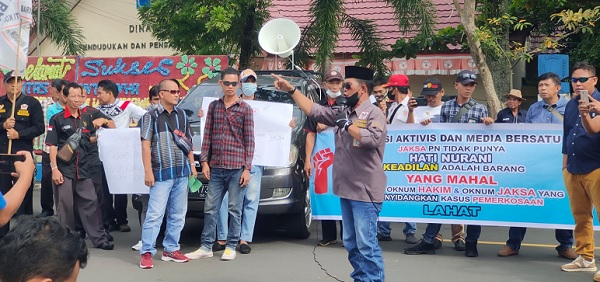 Ini Tuntunan Massa yang Demo di depan Kantor Pengadilan Negeri Lahat