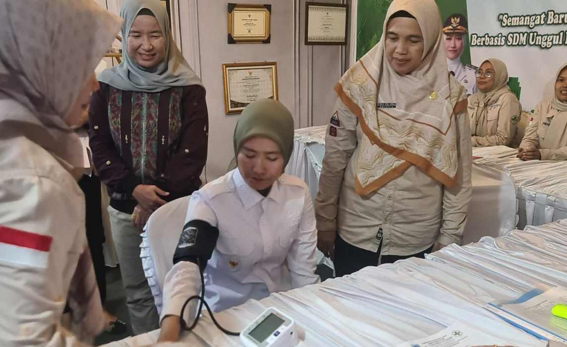 Wabup Lahat Widia Ningsih Cek Kesehatan Gratis di Stan Dinkes Lahat, Acara Bazar UMKM Hari Jadi Lahat 2025