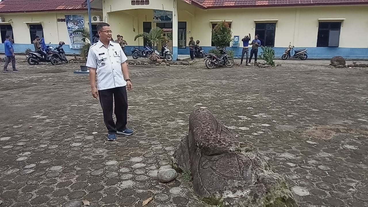 Tentara Belanda Tak Mampu Pindahkan Batu Megalit di Depan Kantor Camat Gumay Ulu
