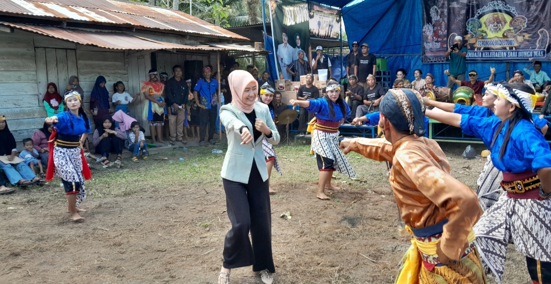 Tak Sungkan, Cawabup Lahat Widia Ningsih Turun Langsung Ikut Menari Bersama Paguyuban Turonggo Budi Utomo