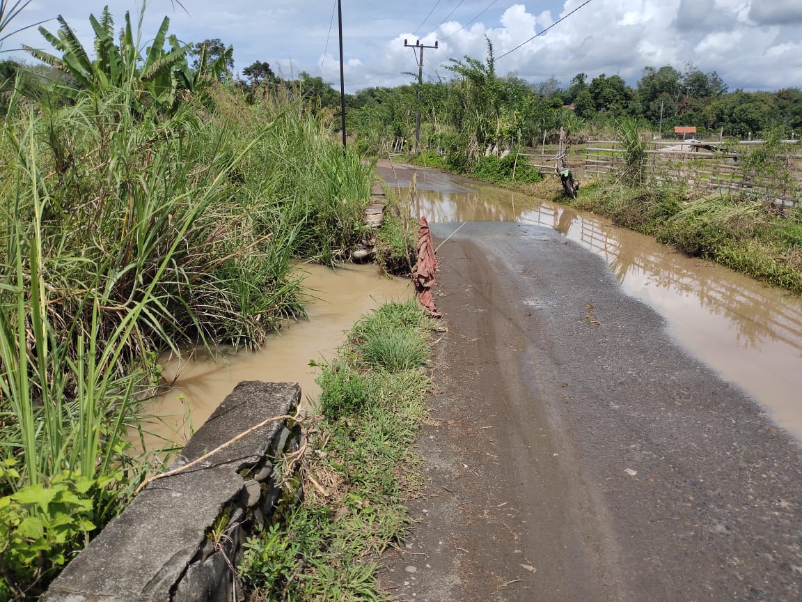 Akses Jalan Desa Tanjung Menang Terbis Akibat Terjangan Air Drainase