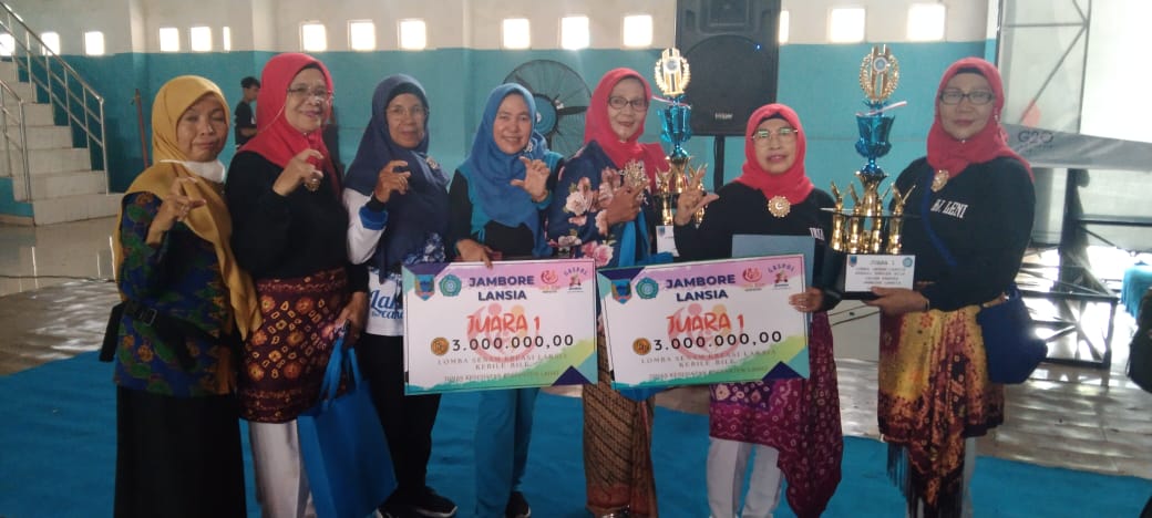 Puskesmas Bandar Jaya Sabet Juara Pertama Fashion Show dan Senam Lansia 