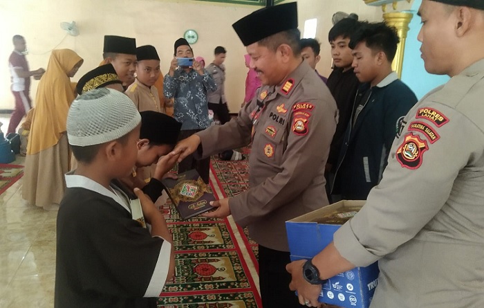 Jumat Barokah, Kapolsek Merapi Berbagi Alquran kepada Rumah Tahfidz Hidayatullah Merapi Barat