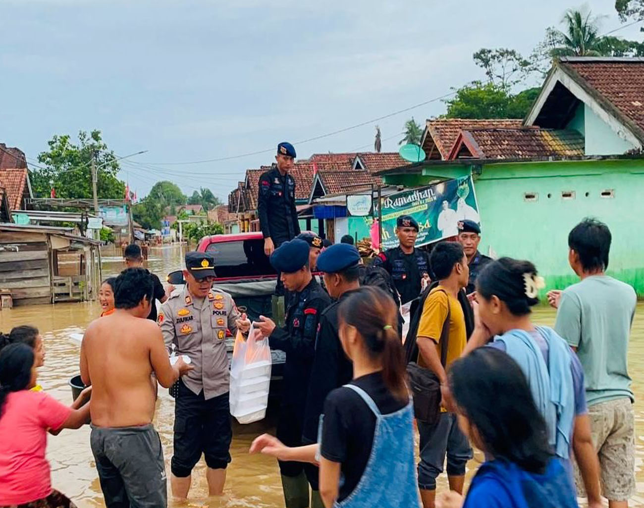Kapolda Sumsel Siapkan Dapur Umum di Lokasi Banjir Musi Rawas, 1000 Porsi Nasi Kotak Setiap Hari