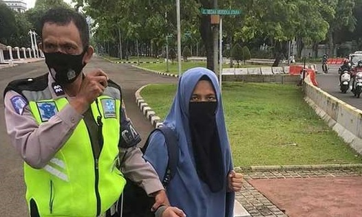 Kronologis Penangkapan Wanita Bercadar Bawa Senpi FN Coba Masuk Istana Merdeka