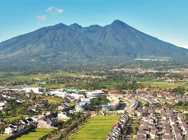 Menguak Misteri Gunung Salak: Antara Mitos, Tragedi, dan Fenomena Alam