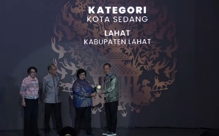 Bupati Lahat Cik Ujang Urutan Pertama Terima Penghargaan Piala Adipura Kategori Kota Sedang