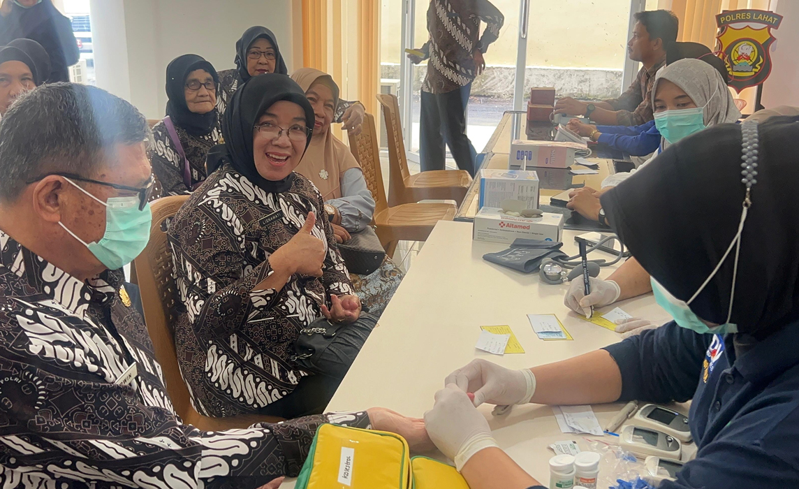 Bhakti Kesehatan Polres Lahat: Pengobatan Gratis untuk Purnawirawan, Warakawuri dan Komunitas Pengemudi Online