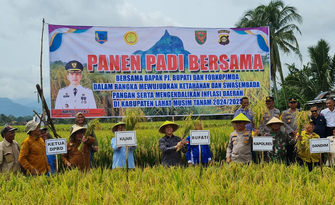 Tekan Inflasi Daerah, Polres Lahat Bersama Pj Bupati Lahat dan Forkopimda Panen Padi di Kikim Selatan