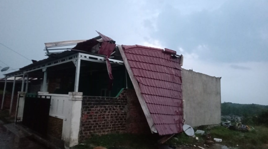 Angin Puting Beliung Terjang Atap Rumah Warga di Lahat Selatan, Warga Masih Was-was Kejadian Susulan