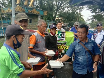 Baksos KAHMI Lahat Bagikan 100 Nasi Kotak