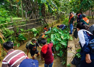 Berendam Langsung Pungut Sampah