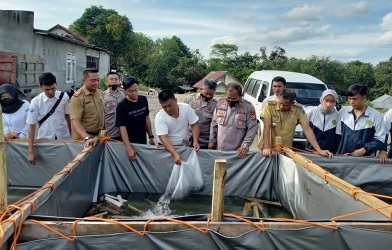 Polres Lahat Lepas 10.000 Bibit Lele di Tanjung Payang