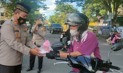 Binmas Polres Lahat Berbagi Takjil dengan Tukang Ojek, Becak, dan Pengendara R2