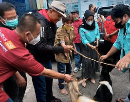 Dahlan Iskan Bawa 3 Kambing Emas 5 Gram ke Palembang