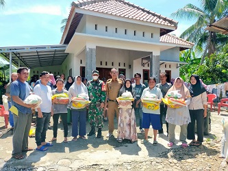 Seluruh Warga Gunung Agung Terima Sembako dari Perusahaan Batubara