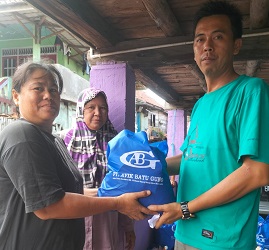 Desa Muara Maung Kembali Bagikan Paket Sembako