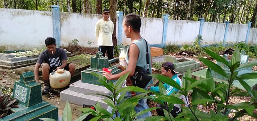 Kades Gunung Agung Pimpin Gotong Royong Rapikan Area TPU