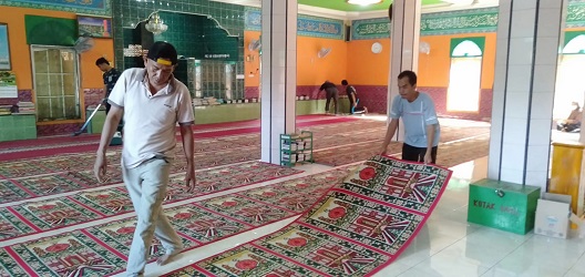 Gotong Royong Bersihkan Masjid Al Hikmah Gunung Agung