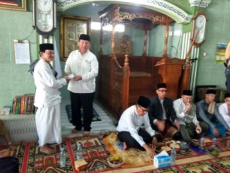 Gubernur Beri Bantuan di Masjid Ulak Pandan