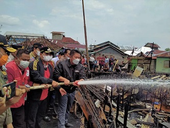 Turun Langsung ke Lokasi Kebakaran, Herman Deru Berikan Bantuan dan Semangati Korban Kebakaran  di Desa Sungsa