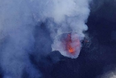 Gunung Dempo Hembuskan Abu Vulkanik