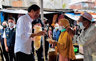 HD Dampingi Jokowi Sapa Pedagang