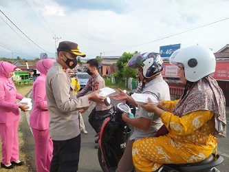 Hari Kedua Puasa, Polres Lahat Bagikan Takjil di Depan Aspol Bandar Agung