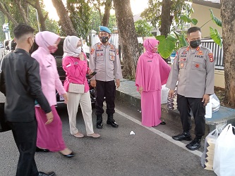 Hari Pertama Puasa, Kapolres Lahat Eko Bersama Istri Berbagi Takjil untuk Masyarakat