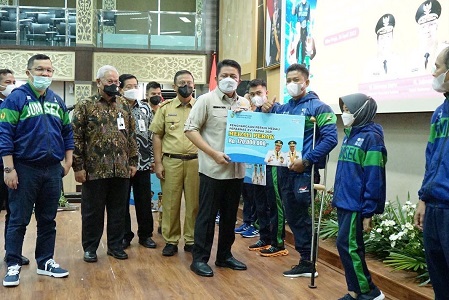 Herman Deru Bagikan Bonus Atlet Peraih Medali PON dan Peparnas Papua