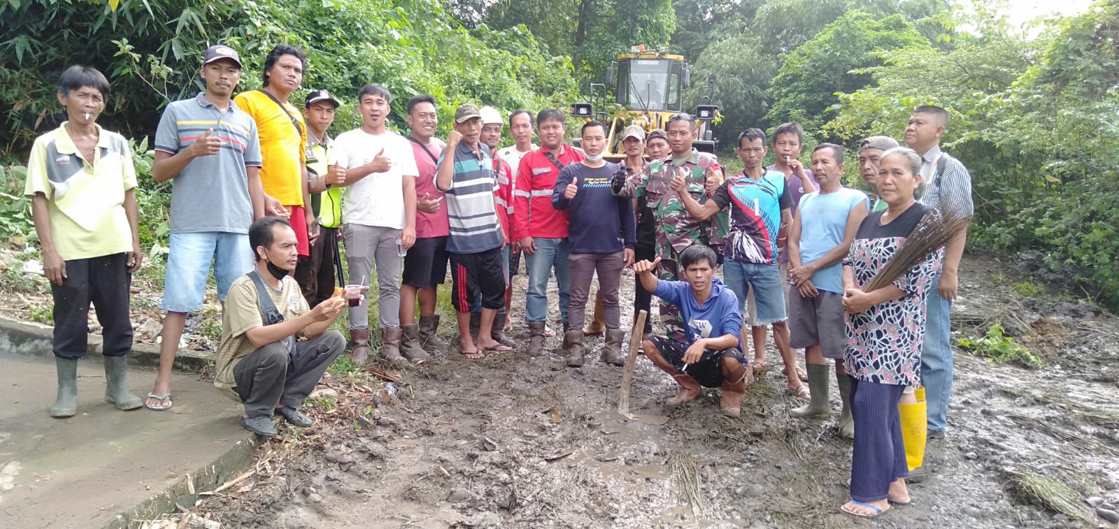 Gotong Royong Bersihkan Tumpukan Sampah di Dusun 3 Desa Gunung Agung