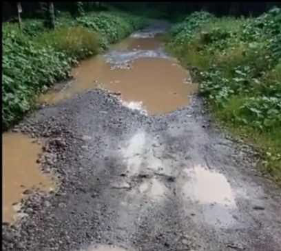 Jalan Berlubang Arah Makartitama Dikeluhkan Warga