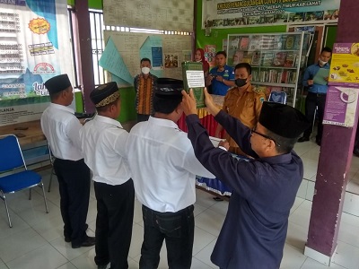 Kades Gunung Kembang Lantik 3 Perangkat Desa Baru