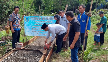 Kades Muara Lawai Wujudkan Permintaan Masyarakat Bangun Jalan Setapak