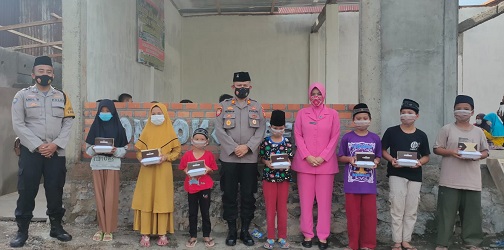 Kapolsekta Lahat Berbagi Takjil kepada Anak Pengajian Rumah Tahfidz Bayyina