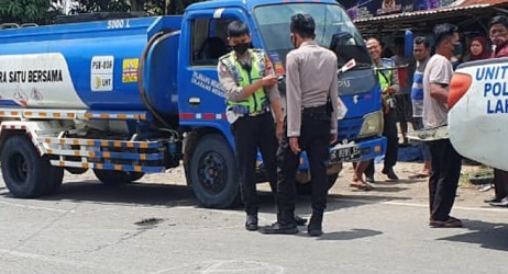 Mobil Tangki Minyak Tabrakan Pengendara Motor hingga Tewas