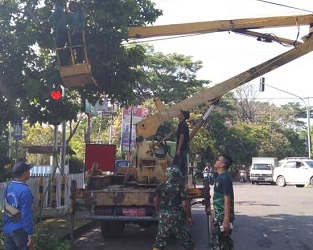 Kodim 0505/Lahat Bantu DLH dan PLN Pangkas Ranting Pohon