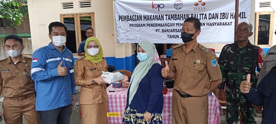 PT Banjarsari Pribumi Bagikan Makanan Tambahan untuk Balita dan Ibu Hamil kepada Masyarakat Desa Banjar Sari
