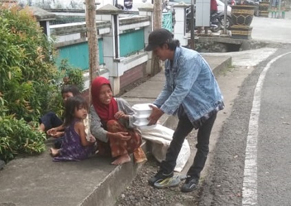 Pemulung Kaget Dapat Nasi Kotak