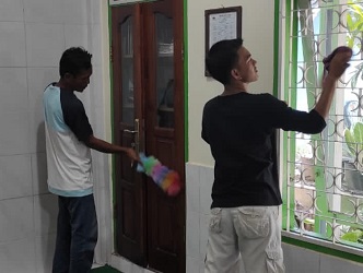 Pengurus DKM Masjid Nurul Iman TJS Bersih bersih Masjid