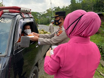 Polsek Pulau Pinang Bagikan Sembako dan Nasi Kotak