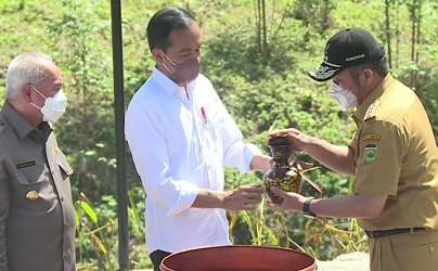 Presiden Jokowi Terima Air dan Tanah Simbol Keberagaam Bumi Sriwijaya