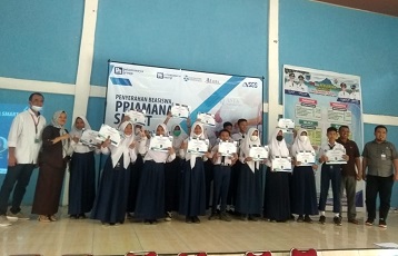 Priamanaya Smart Kucurkan Beasiswa, Pacu Anak SD-SMP Desa Tanjung Telang Rajin Belajar
