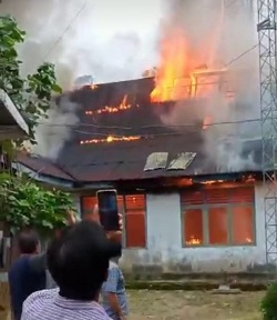 Gedung Bekas Puskesmas Pajar Bulan Terbakar