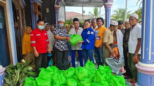 SKK Migas dan KKKS Seleraya Merangin Dua Bagi Sembako kepada Masyarakat Dua Desa Sekaligus Gelar Buka Puasa Be