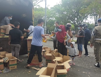 Tidak Ada Kericuan saat Antrian Warga Beli Minyak Goreng di GOR Lahat