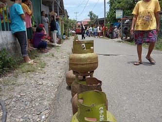 Warga Talang Jawa Selatan Antri Dapatkan Gas LPG