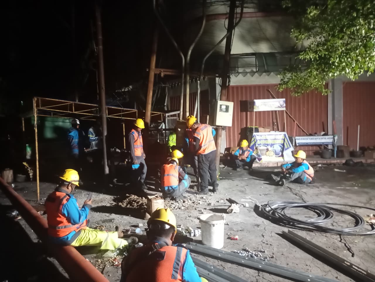 PLN ULP Baturaja Berjibaku Memulihkan Kondisi Kelistrikan Pasca Badai