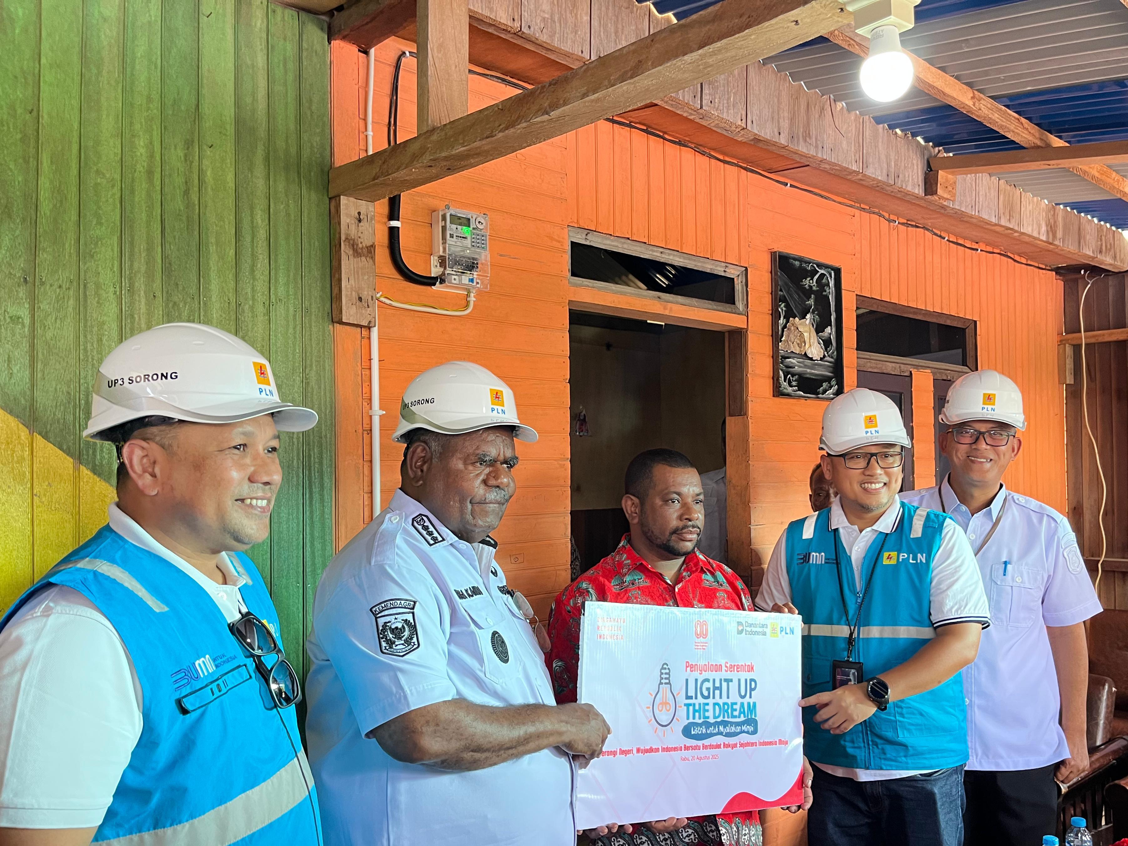 Kado HUT RI, PLN Salurkan Bantuan Pasang Listrik Gratis 2.821 Keluarga Prasejahtera di Seluruh Indonesia