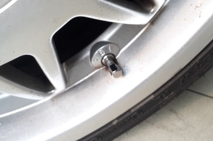 Ini Cara Melindungi Pentil Mobil dari Kotoran dan Air, Benda Kecil Manfaat Besar, Peralatan Mobil dan Motor